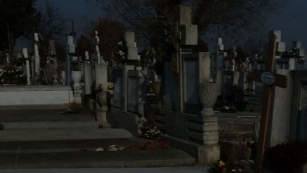 O fată de 14 ani s-a sinucis după ce a fost violată de 5 tineri într-un cimitir